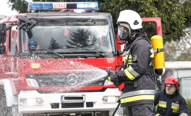 Po godz. 12 w sobotę wielkopolscy strażacy zostali powiadomieni o pożarze w miejscowości Łomów (pow. słupecki). Pali się stodoła, a zagrożone są pozostałe budynki. Pożar gasi 18 zastępów straży pożar