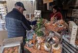 Kraków. Ostatnie dni wielkanocnego jarmarku na Rynku Głównym. W tym roku jest inny niż dotąd [ZDJĘCIA]