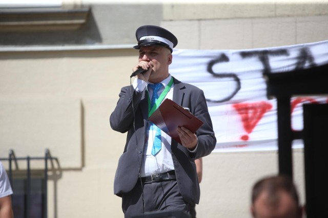 W piątek, 13 maja, pracownicy kolei urządzili protest pod Urzędem Marszałkowskim.Zobacz kolejne zdjęcia. Przesuwaj zdjęcia w prawo - naciśnij strzałkę lub przycisk NASTĘPNE