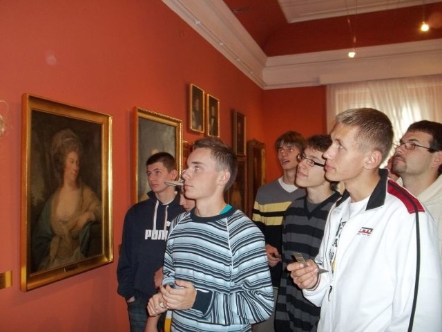 Uczniowie podziwiają kolekcję malarstwa w Muzeum Podlaskim