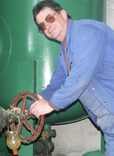 Zbigniew Kremarz sprawdza urządzenia filtrujące wodę. W hali pomp maszyny tłoczą wodę do Myśliborza i 14 miejscowości. W firmie uważają, że woda jest dobrej jakości.