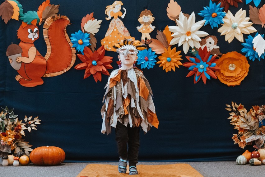 Międzypokoleniowy pokaz mody przedszkolaków z seniorami w Choroszczy. Wyjątkowy jesienny wybieg i wydarzenie łączące pokolenia (zdjęcia)