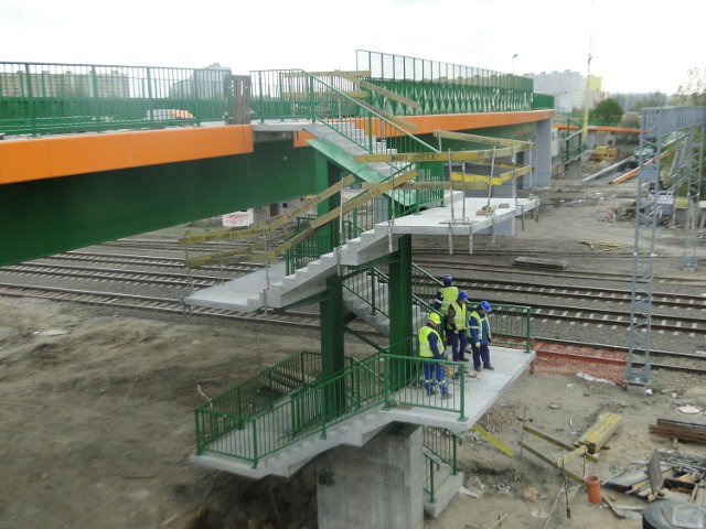 Wiadukt nad torami w ulicy Młodzianowskiej jest praktycznie gotowy. Zaawansowane prace trwają na drogach dojazdowych do obiektu.