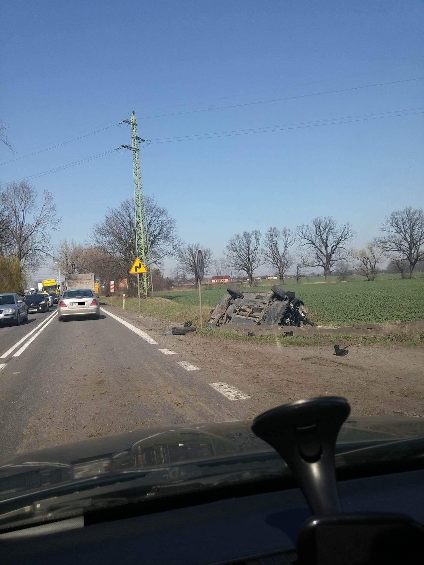 Wypadek pod Turowem. Auto wpadło do rowu (ZDJĘCIA)