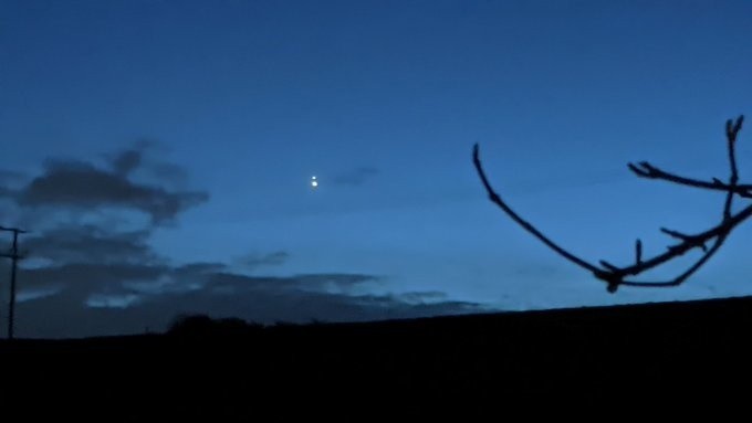 Saturn i Jowisz blisko siebie, zdjęcie zrobiono o godz....