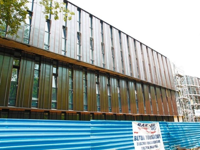 Nowa aula wydziału pedagogiki UwB zostanie oddana do użytku w październiku 2012 roku. Teraz trwają prace wykończeniowe wewnątrz budynku. Koszt inwestycji to 27,5 mln zł.