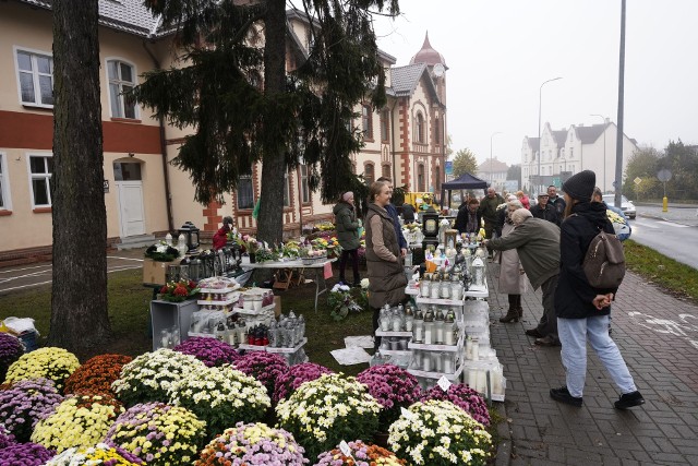 Miastko. Ostatnie porządki przy grobach, sprzedaż kwiatów i zniczy