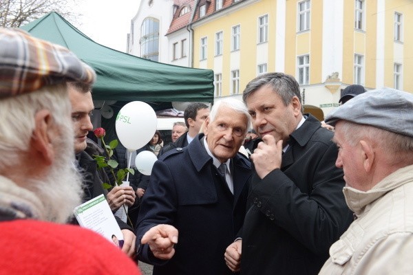 Janusz Piechociński na zielonogórskim deptaku.