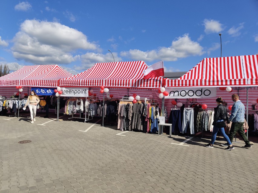 Przedsiębiorca z Galerii Krosno ratuje miejsca pracy. Wyprowadził sklepy do namiotów na parkingu.  Tak chce przetrwać lockdown [ZDJĘCIA]