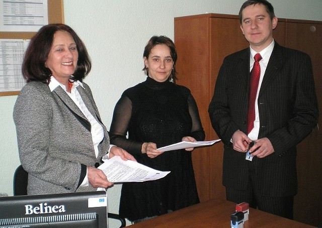 Dyrektor Zofia Guz (z lewej), w obecności buskiego skarbnika Artura Tokarza, podpisała w Kielcach umowę na dofinansowanie projektu &#8222;ww.Wykluczamy Wykluczenie&#8221;. 