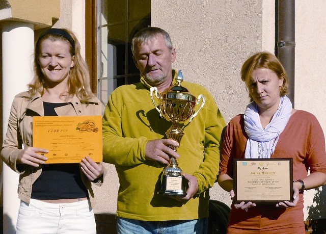 Do tych gospodarstw warto przyjechaćZwycięzcy konkursu prezentują swoje trofea. Od prawej stoją: Iza Bieluczyk, Andrzej Mosiewicz i Paulina Mosiewicz.