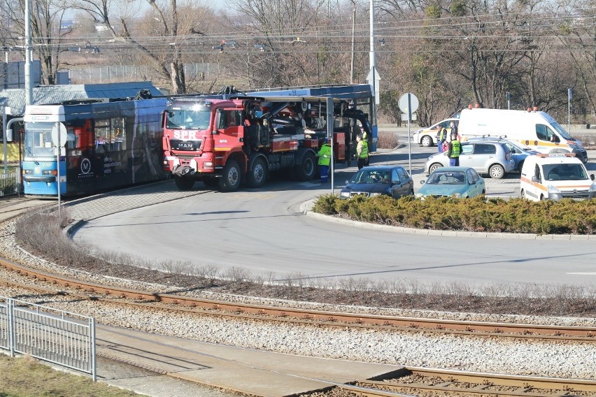 Tramwaj wykoleił się na pętli Oporów. Zablokowany przejazd (ZDJĘCIA)