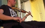 Koncerty w czasach koronawirusa. Michał Jędryszek koncertuje na balkonie i nagrywa piosenki na życzenie [WIDEO]