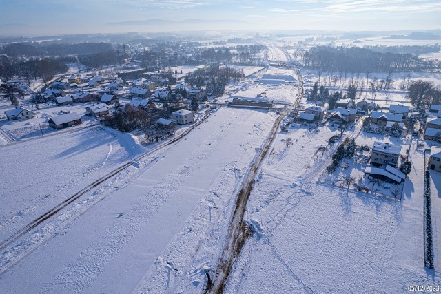 Budowa drogi S1 Dankowice - węzeł Suchy Potok w zimowej scenerii.