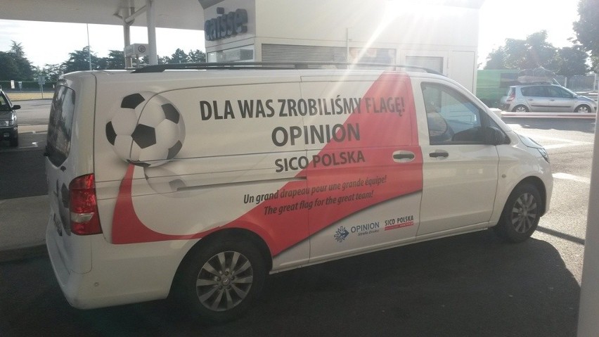 Euro 2016: Gigantyczna flaga Polski na mecz Polska - Portugalia już w Marsylii [ZDJĘCIA]