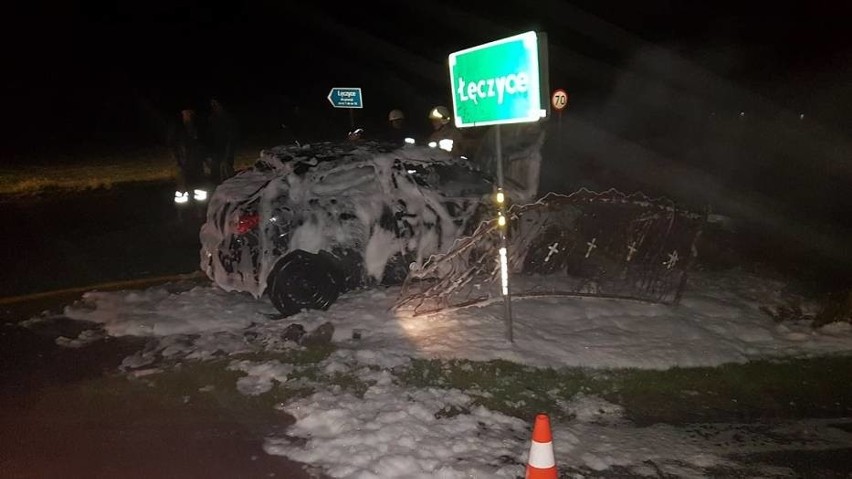 Płonący samochód uderzył w krzyż przy drodze z Opalenicy do Jastrzębnik [ZDJĘCIA]