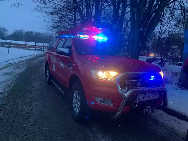 Wyjazd alarmowy zastępu SLRr na ul. Spacerową zgłoszenie dostaliśmy że po jeziorze Rakowo chodzi dwójka małych dzieci