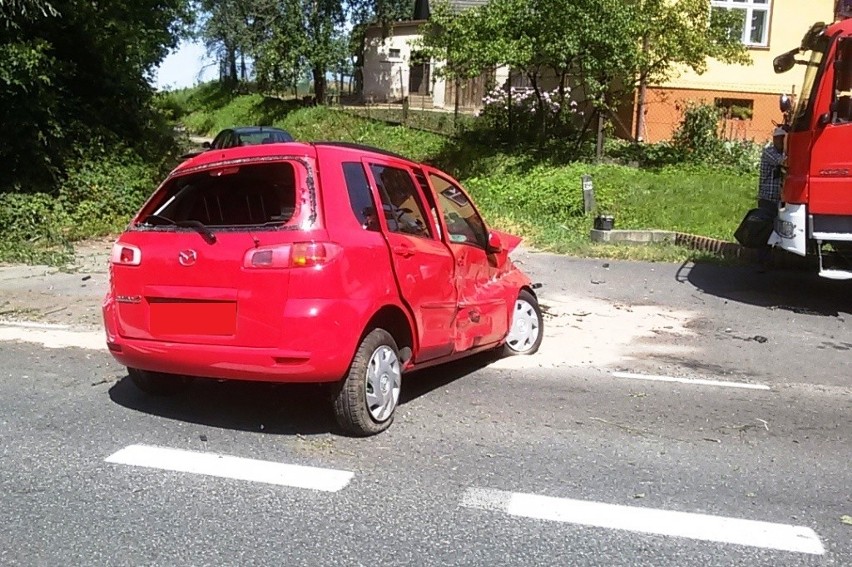 Wypadek w Rudzicy: mazda uderzyła w przepust betonowy ZDJĘCIA