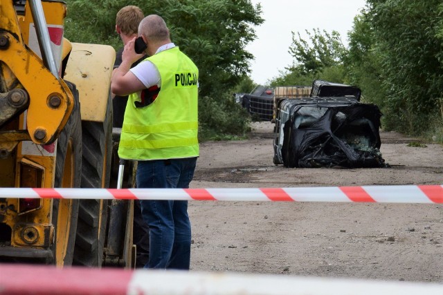 Na gminnej drodze pod Markowicami wyrzucono 5 pojemników z chemicznymi odpadami. W każdym jest tysiąc litrów cieczy. Na środku polnej drogi ktoś zrzucił pojemniki, w których są chemikalia. Część wylała się na ziemię. Nie wiadomo, jaki jest ich skład i skąd pochodzą. Na razie teren został zabezpieczony przez strażaków. Na miejscu ma się zjawić jednostka ratownictwa chemicznego.  Jak mówi burmistrz Strzelna Ewaryst Matczak, zebrał się zespół zarządzania kryzysowego, mają przyjechać przedstawiciele Wojewódzkiego Inspektoratu Ochrony Środowiska.  Mieszkańcy Marcinkowa pilnują, aby nie przywieziono im śmieci ;nfSprawa została zgłoszona policji. Jak mówi burmistrz odpady ktoś przywiózł dużym samochodem, być może wyposażonym specjalnie do rozładunku. Włodarz liczy, że uda się na nagraniach z monitoringu rozpoznać samochód. Chemikalia leżą na gminnej drodze i to gmina na swój koszt będzie musiała je usunąć. 