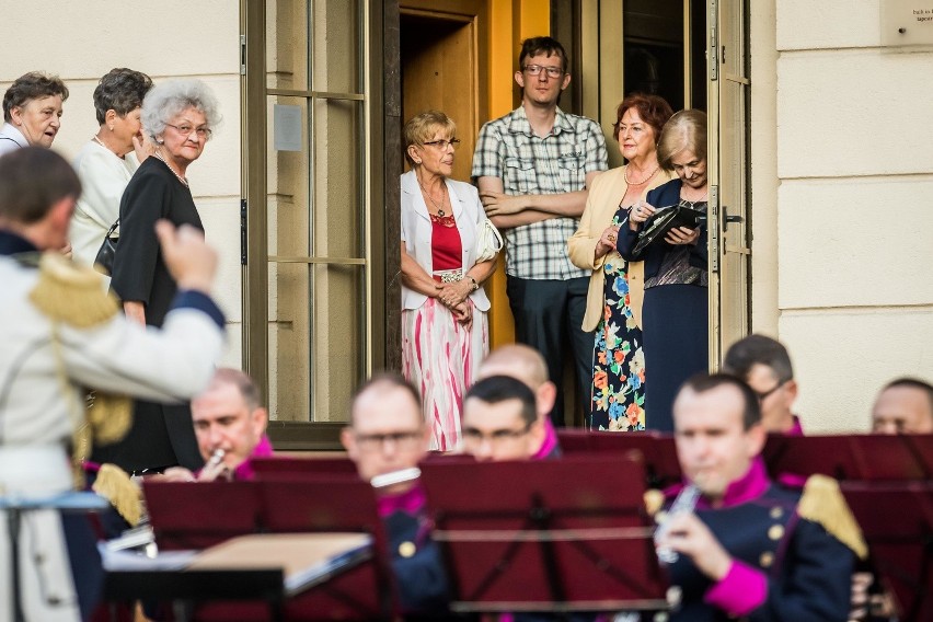 Koncert orkiestry wojskowej przed filharmonią pomorską...