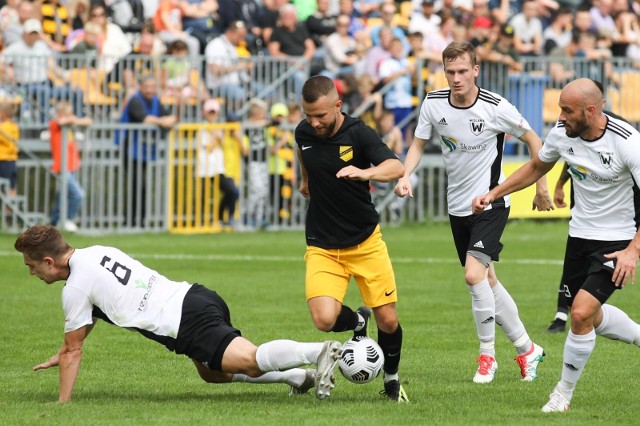 Z Wieczystą Wiślanie (jasne koszulki) przegrali 0:3. - Ale to nie był nokaut, graliśmy tam w piłkę. Dwa gole padły po stałych fragmentach, trzeci był samobójczy - przypomina Janusz Morawski