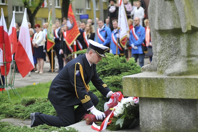 W Słupsku odbyły się obchody upamiętniające rocznicę uchwalenia Konstytucji 3 Maja. Uroczystości odbyły się pod pomnikiem Jana Kilińskiego przy ulic Kowalskiej w Słupsku. Obchody rozpoczęły się uroczystą mszą świętą z udziałem kompani honorowej Batalionu Ochrony Bazy w Redzikowie oraz Orkiestry Wojskowej Reduta. Po mszy odbył się  przemarsz uczestników ul. Łukasiewicza, Mostnika, Kowalską pod pomnik Jana Kilińskiego gdzie złożono kwiaty.