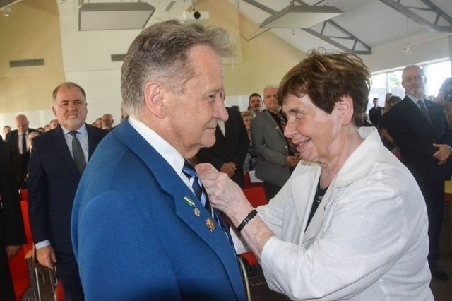 Zofia Romaszewska, doradca prezydenta, dekoruje Zbigniewa Paszkiewicza Krzyżem Oficerskim Orderu Odrodzenia Polski
