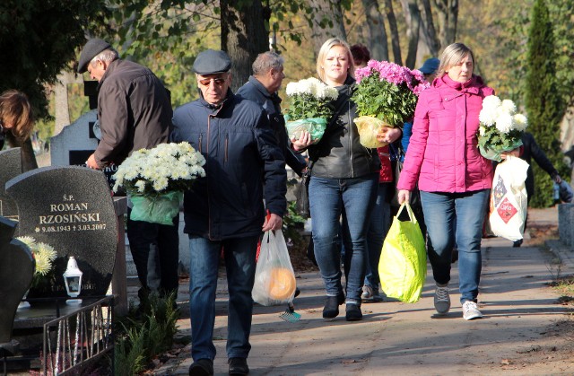 Wszystkich Świętych coraz bliżej. Odwiedzanie grobów bliskich warto rozłożyć na cały weekend 30 października - 1 listopada.