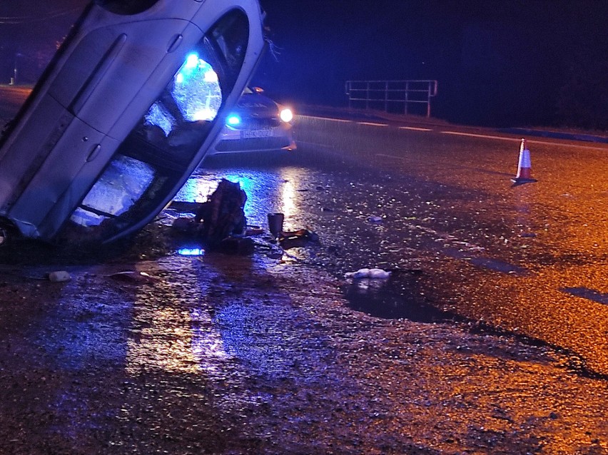 Wypadek w Widełce. Samochód wylądował w rowie [ZDJĘCIA]