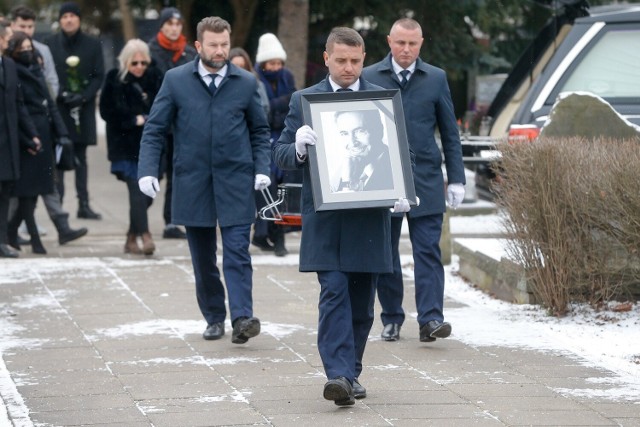 Rodzina i przyjaciele pożegnali Tadeusza Rossa. Pogrzeb aktora odbył się na warszawskich Powązkach 22 grudnia 2021 rokuAKPA