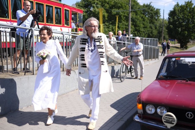 Młode pary coraz częściej odchodzą od tradycyjnych ślubów w urzędzie czy kościele i wybierają nietypowe miejsca na złożenie małżeńskiej przysięgi.  Ponad rok temu ślub wzięli pani Joanna i pan Stanisław. Para pobrała się 3 lipca 2018 roku w tramwaju. Czytaj też: Uważaj na te auta! Grupa "speed" policji do walki z piratami drogowymi w Kujawsko-PomorskiemSzkoły nauki jazdy w Toruniu. Ranking 2019Remonty dróg w kujawsko-pomorskiem. Sprawdźcie gdzie na kierowców czekają utrudnieniaUroczystość zorganizowano na ulicy Uniwersyteckiej. Na torze stanęły dwa tramwaje: w turystycznym para zawarła ślub, po czym tramwaj ruszył w objazd po Toruniu - najpierw na plac Rapackiego, stamtąd do ulicy Reja i dalej na pętlę, po czym wrócił do centrum. Za wagonem turystycznym jechał drugi tramwaj z weselnymi gośćmi. Nie zabrakło muzyki na żywo.Na niecodzienne śluby decyduje się dziś coraz więcej par, choć w Toruniu najwięcej jest ich wciąż w urzędzie.