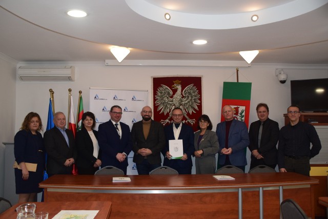 Gmina Słupsk podpisała umowę z wykonawcą drogi Redzikowo-Jezierzyce. Koszt inwestycji to około 80 mln zł.