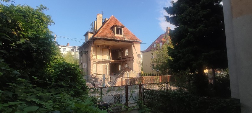 Zawaliła się ściana domu na Pilczycach we Wrocławiu. Ewakuowano mieszkańców. Budynku pilnuje policja. Zobaczcie zdjęcia