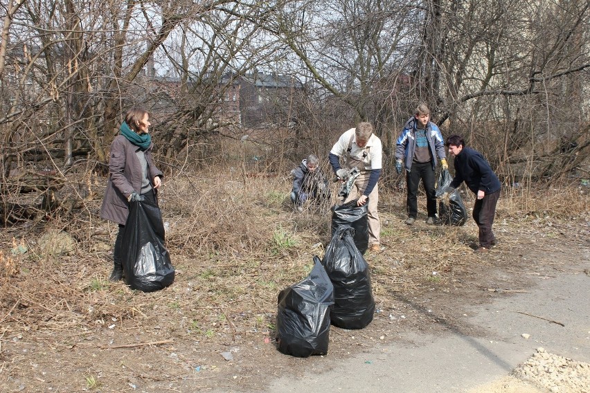 Śmieci przed domem prezydenta Siemianowic. Interwencja policji [ZDJĘCIA]
