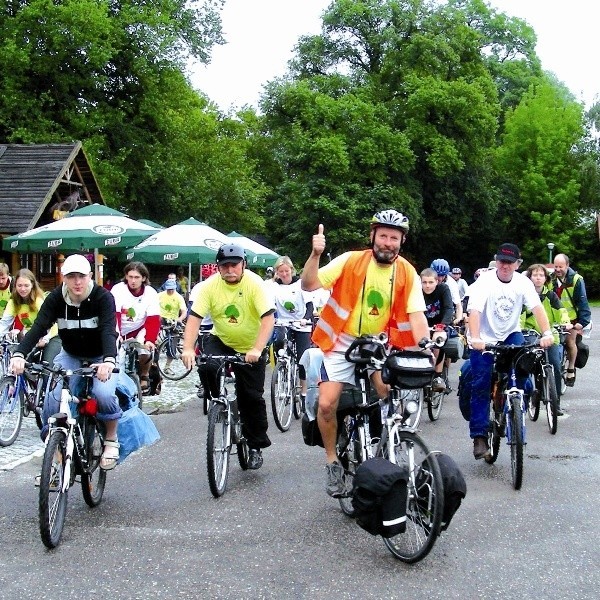 WWF od początku promuje turystykę rowerową, jako najlepszą formę turystyki w regionie Puszczy Białowieskiej. Na zdjęciu:  z rajdu WWF, na pierwszym planie Jerzy Nesteruk, przewodnik turystyki rowerowej, który rowerem przejechał aż do Berlina.