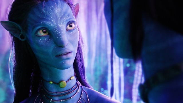 "Avatar"Największy przebój kinowy w dziejach kina w reżyserii Jamesa Camerona. Jest rok 2154. Pierwsi ludzie zjawili się na Pandorze 30 lat wcześniej i od tamtego momentu atmosfera między Ziemianami a zamieszkującymi Pandorę Na'vi jest bardzo napięta. Najważniejszą różnicą między nimi jest jednak to, że Ziemianie nie są w stanie oddychać na Pandorze. Radzą sobie, stosując specjalnie zaprojektowane i zbudowane z DNA człowieka i Na'vi awatary, czyli ciała, którymi można zdalnie sterować, ale i odczuwać. Dzięki takiemu awatarowi Jake Sully znowu może poruszać się o własnych siłach... czytaj więcejEmisja: Polsat, godz. 20:00