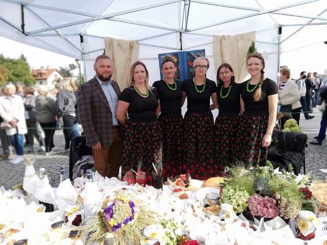 Panie z koła gospodyń wiejskich w Postronnej reprezentowały miasto i gminę Koprzywnica w tegorocznej,  XVIII edycji konkursu "Nasze sandomierskie - kulinaria regionalne" i zdobyły główną nagrodę,. Z lewej Krzysztof Pitra, dyrektor Miejsko Gminnego Ośrodka Kultury w Koprzywnicy.