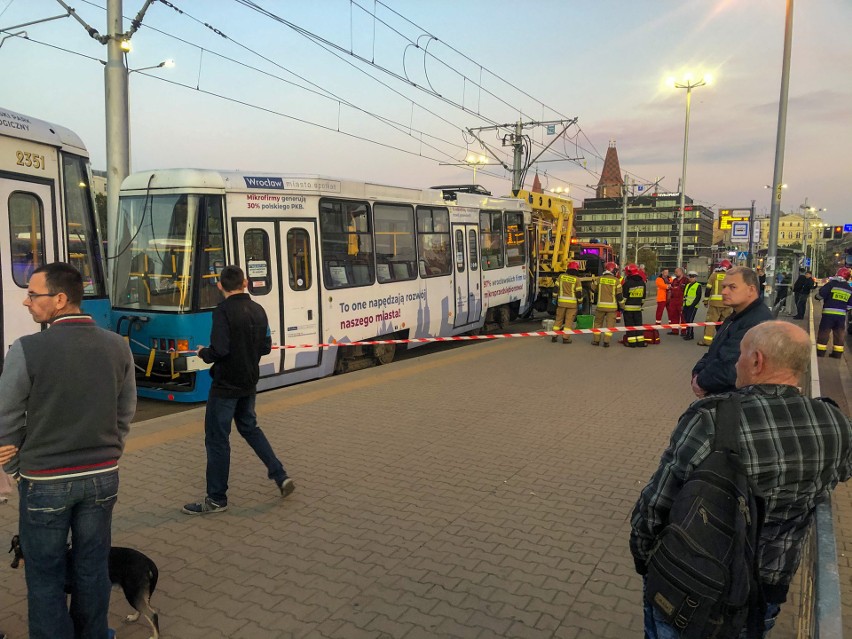 Potrącenie rowerzysty przez tramwaj we Wrocławiu 10.10.2021