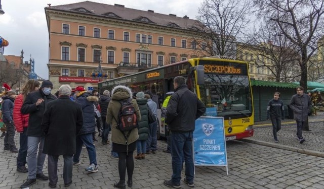 Pracowników, którzy nie chcą pracować w maseczkach, prezes wrocławskiego MPK zachęca do zaszczepienia się, np. w przystosowanym do tego autobusie