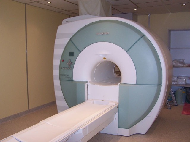 Rezonans magnetyczny (MRI) to nowoczesne i bardzo dokładne badanie, przedstawiające przekroje narządów wewnętrznych człowieka we wszystkich płaszczyznach.