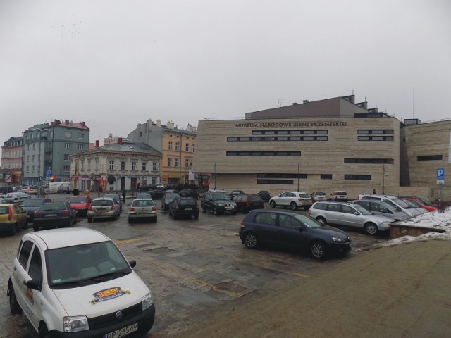 W miejscy obecnego Pl. Rybiego i Pl. Joselewicza przed II wojną światową znajdowała się dzielnica żydowska. W tym miejscu była również, obecnie nie istniejąca, synagoga.