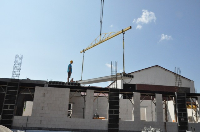 Zespół Szkół w Jerzykowie przypomina plac budowy. Trwa rozbudowa szkoły