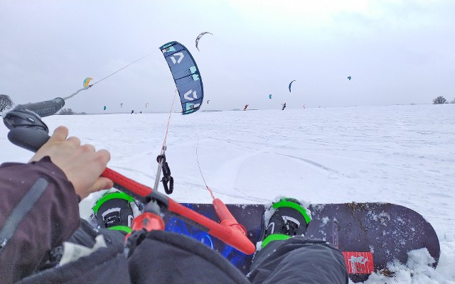 Zimowa odmiana kitesurfingu to snowkite. Ta młoda dyscyplina rozwija się na pomorskich... zaśnieżonych polach