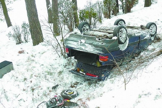 Ten kierowca nie miał szczęścia i dachował między Morgownikami a Dębkami. Wystarczyło kilka dni opadów śniegu, żeby zwiększyła się liczba kolizji i stłuczek.