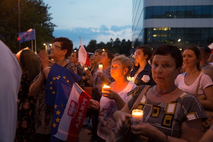 Łańcuch światła przed krakowskim sądem