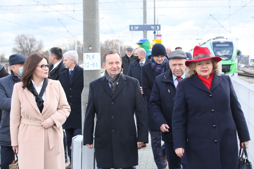 W briefingu prasowym na stacji kolejowej w Kolbuszowej...