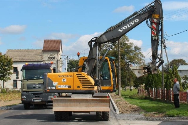 Na drodze wojewódzkiej kończą się prace, które ruszyły wiosną. Ale burmistrz chce, żeby były one kontynuowane także w samym Gogolinie.