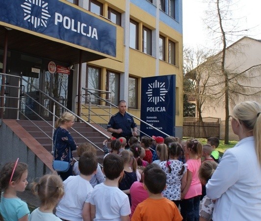 Przedszkolaki z Zespołu Szkół i Placówek Oświatowych w Magnuszewie podczas całodziennej wycieczki zwiedzali straż pożarną oraz policję.