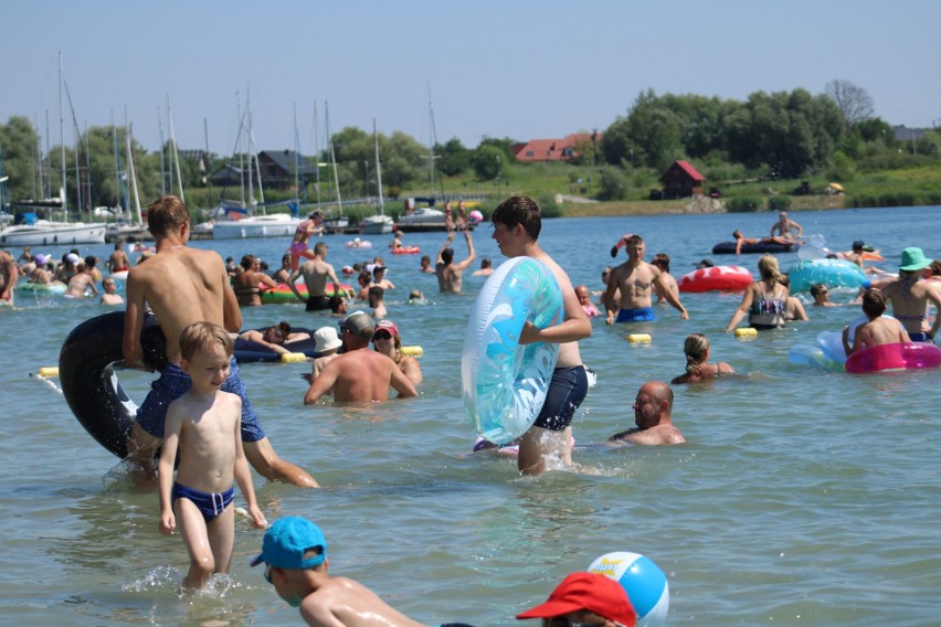 Piekielnie gorąco w Tarnobrzegu. W niedzielę nad Jeziorem Tarnobrzeskim oblężone plaże i skwery, w wodzie tłumy. Zobacz zdjęcia z 16 lipca