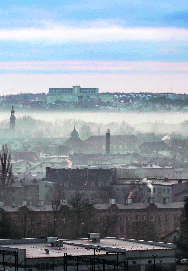 Jak widać, nadal w centrum Słupska jest problem z dymiącymi kominami. Władza zamierza postawić na likwidację pieców.